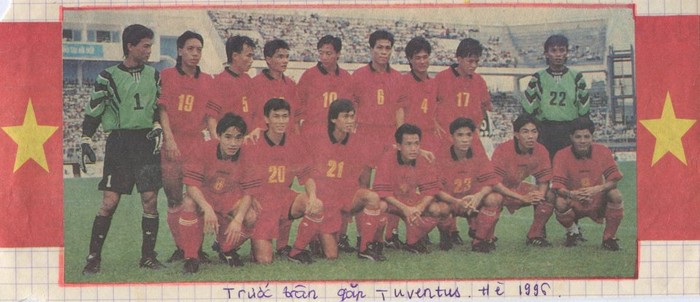 Bức hình lịch sử, các cầu thủ ĐTVN chụp trước trận đấu giao hữu với CLB Juventus hè năm 1995 trên SVĐ Hàng Đẫy - Hà Nội.